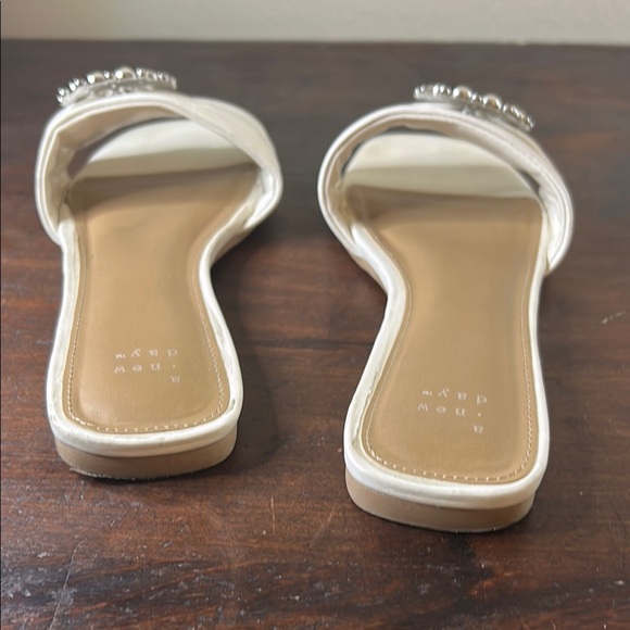 a new day Cream Sandals with Elegant Rhinestone Detail Sz 9.5 - Picture 7 of 11